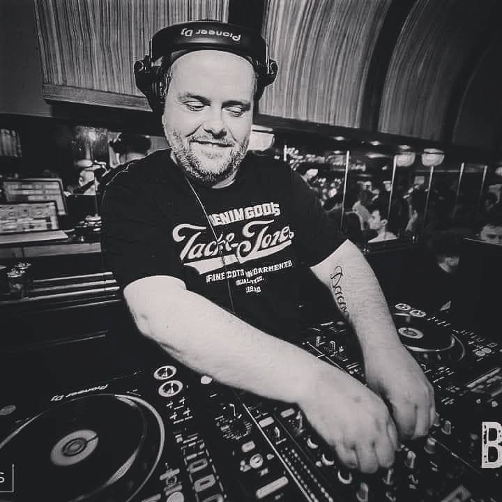 DJ Markza achter de draaitafels