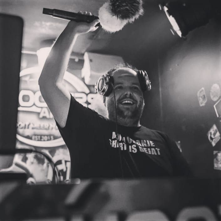 Sfeerbeeld van DJ Markza tijdens een live show met dramatische belichting